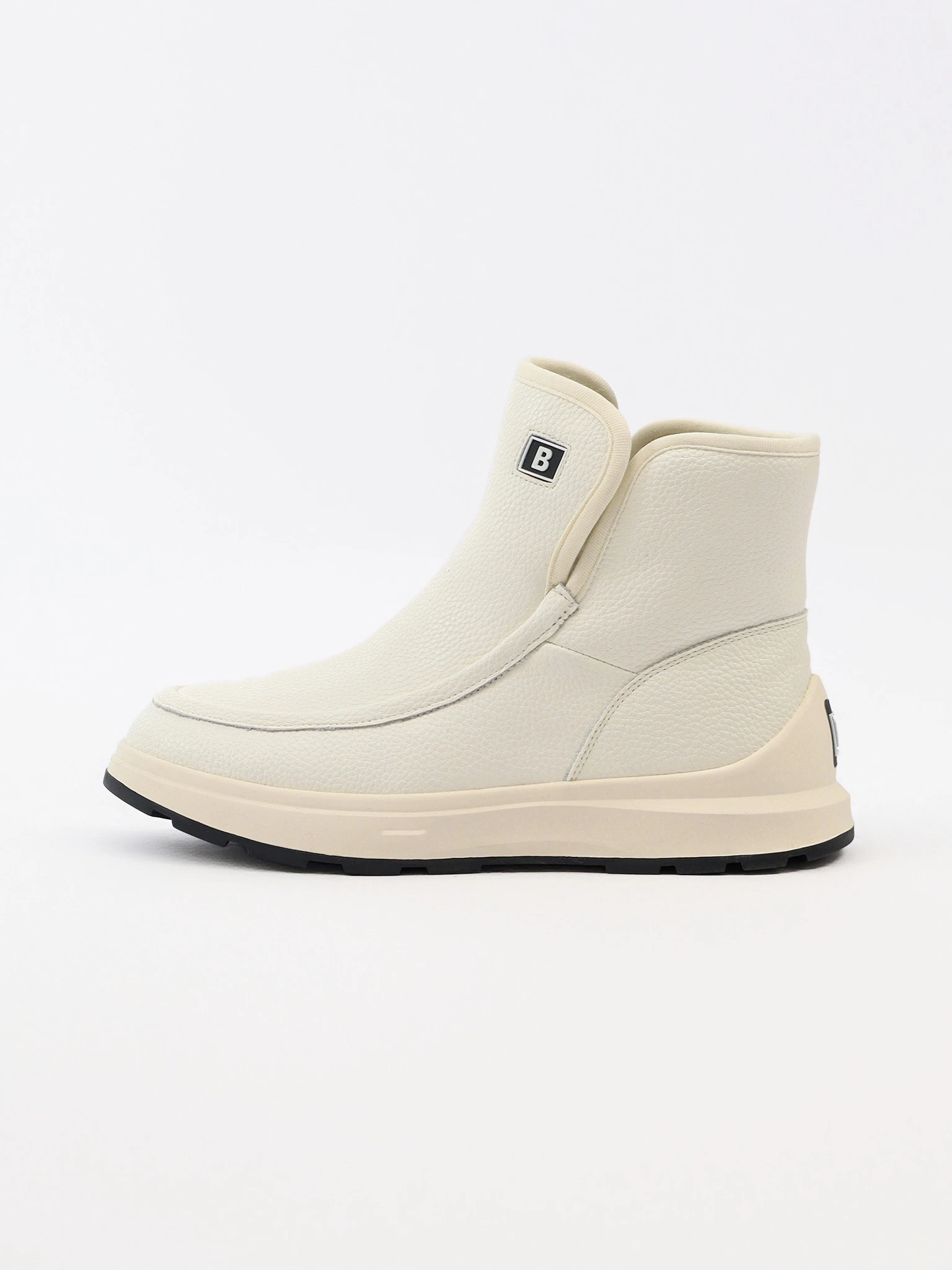 Ботинки белого цвета на низкой подошве